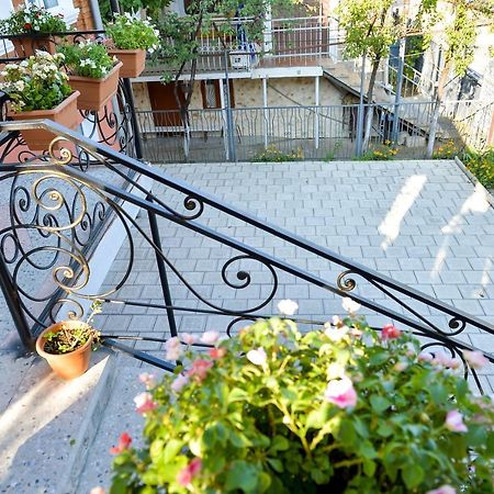 Bibi Hotel Кутаиси Екстериор снимка