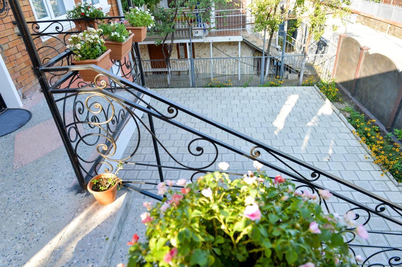 Bibi Hotel Кутаиси Екстериор снимка