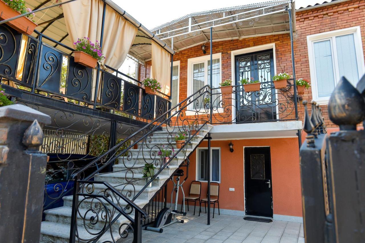 Bibi Hotel Кутаиси Екстериор снимка